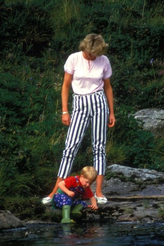 Mit ihren Kindern verbrachte Prinzessin Diana viel Zeit, Harry durfte – so gar nicht prinzenmäßig – im Wasser planschen und mit Matsch spielen.