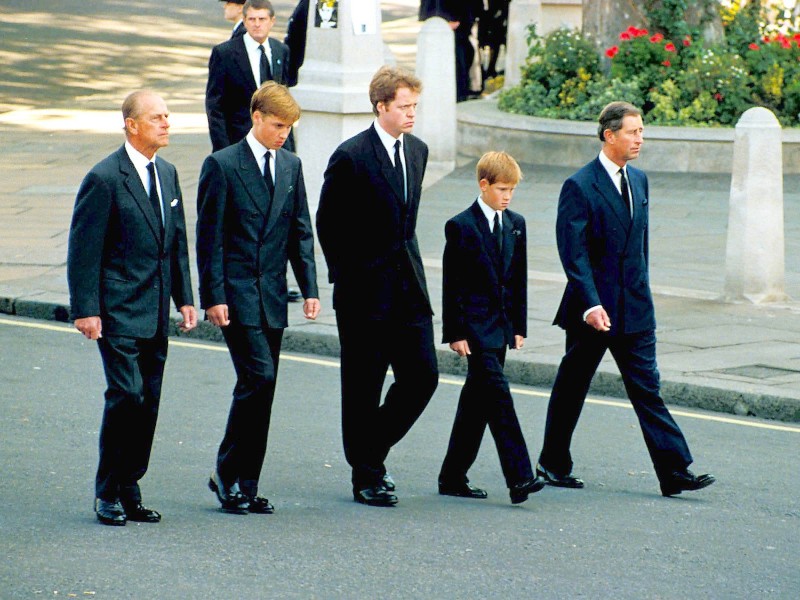 Prinz Philip (l.-r.),Prinz William, der Bruder Dianas, Graf Spencer, Prinz Harry und Prinz Charles folgen dem Sarg. Die Söhne Dianas sind zu diesem Zeitpunkt zwölf und 15 Jahre alt. 