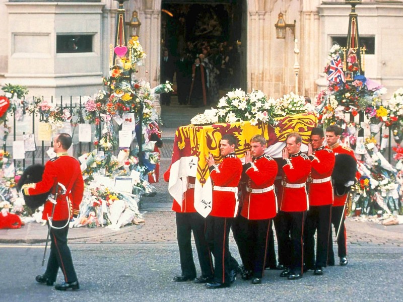 Am 6. September 1997 findet die Trauerfeier Dianas in der Londoner Westminster Abbey statt. 