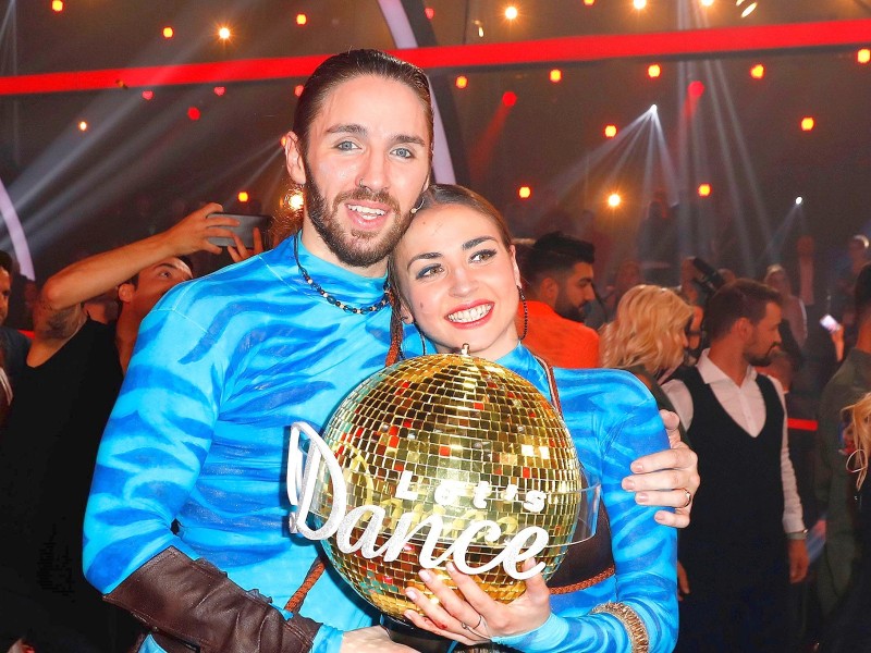 Gil Ofarim und Profitänzerin Ekaterina Leonova mit ihrem Pokal beim Finale der `Let s Dance“- Show am 9. Juni 2017. Gil holte sich in Staffel zehn den Sieg vor Vanessa Mai und Angelina Kirsch. 