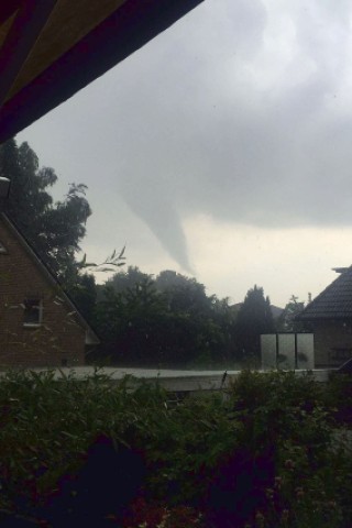 Der Deutsche Wetterdienst (DWD) konnte zunächst nicht bestätigen, dass es einen Tornado gegeben hatte.