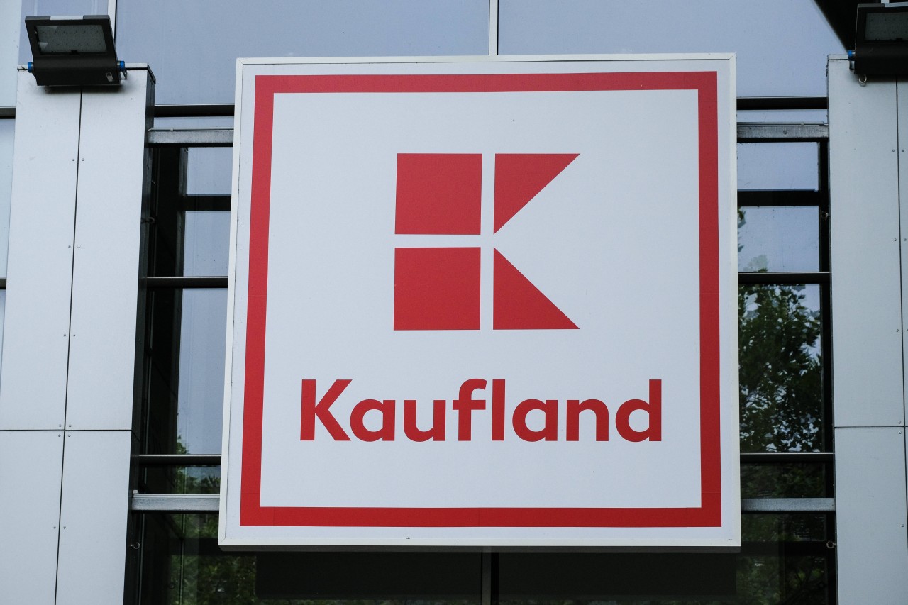 Kaufland: Eine Kundin hat Schwierigkeiten  mit den Kunden-Card.