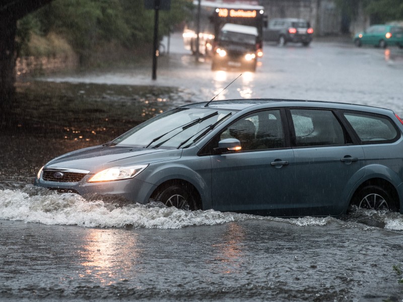 In Köln standen am Mittwochabend viele Straßen unter Wasser.