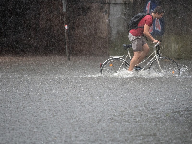 Das Wasser stand teils bis zum Knie.