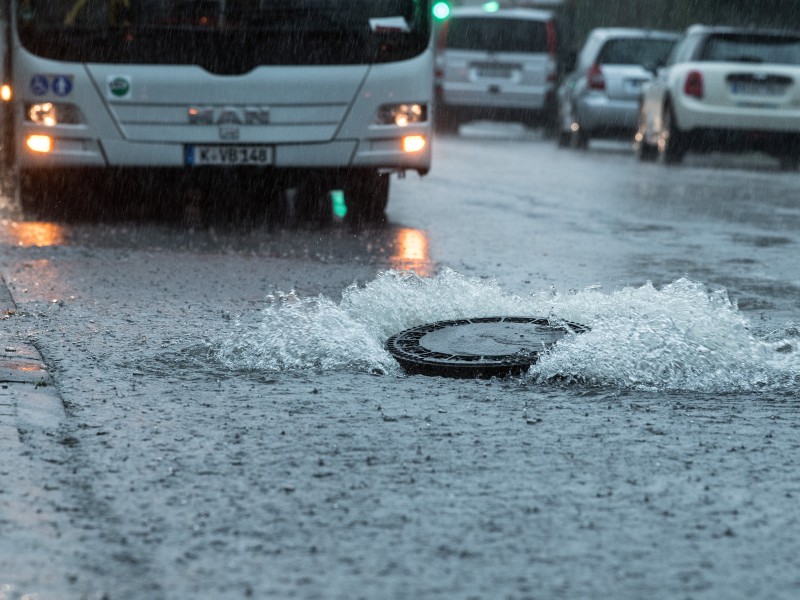 Die Wassermassen hoben die Gullydeckel an.