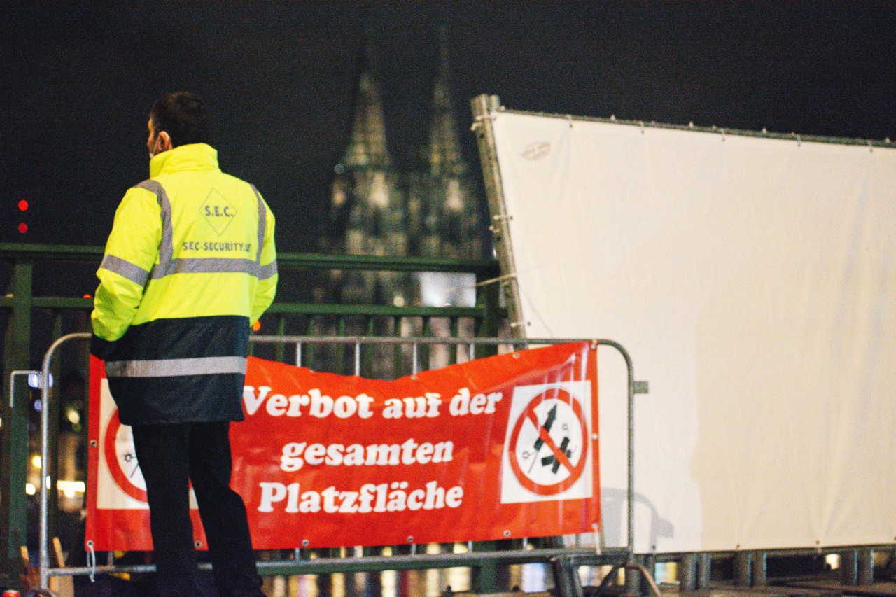In Köln halt, wie auch in anderen Städten in NRW, an vielen Plätzen Böllerverbot und Ansammlungsverbot. Doch hielten sich die Menschen auch daran? 