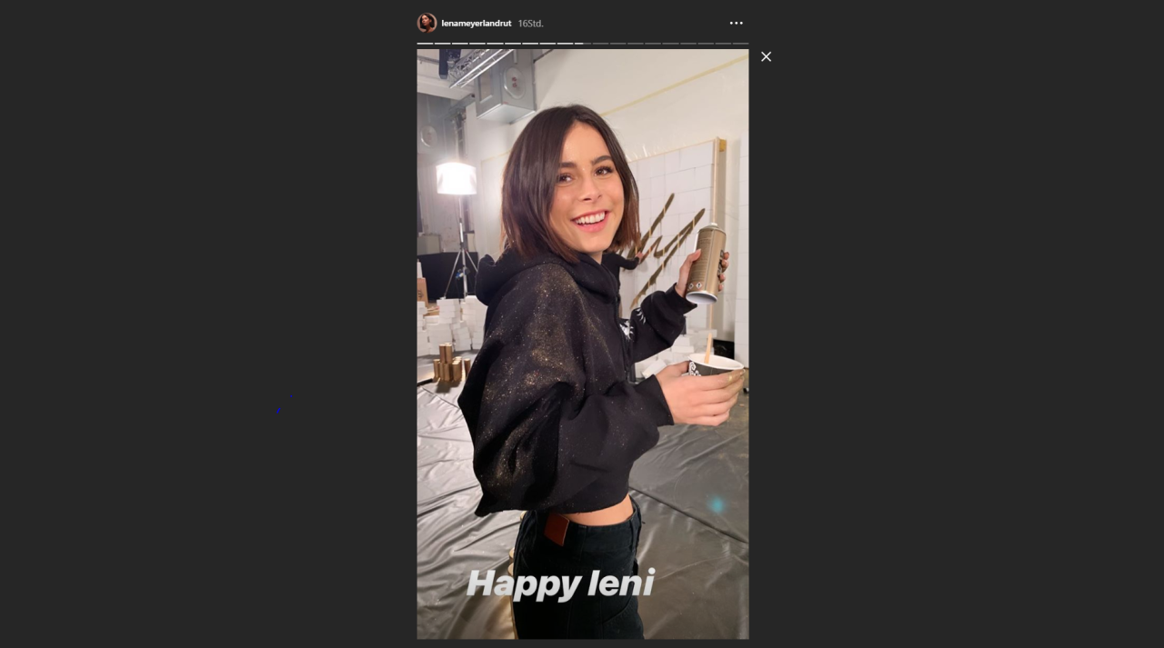 Lena Meyer-Landrut lacht herzhaft bei Instagram.