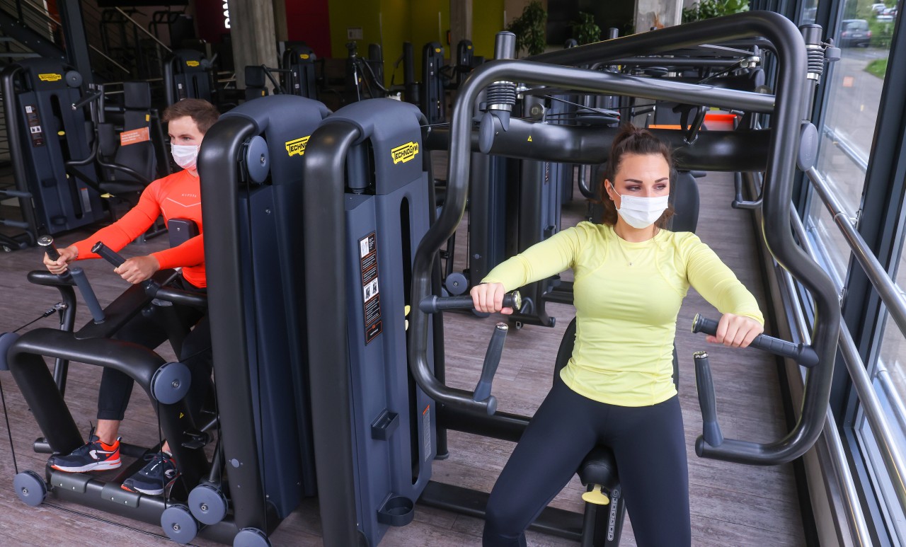 Training am Limbecker Platz in Essen: Zwei Mitarbeiter machen's vor. 