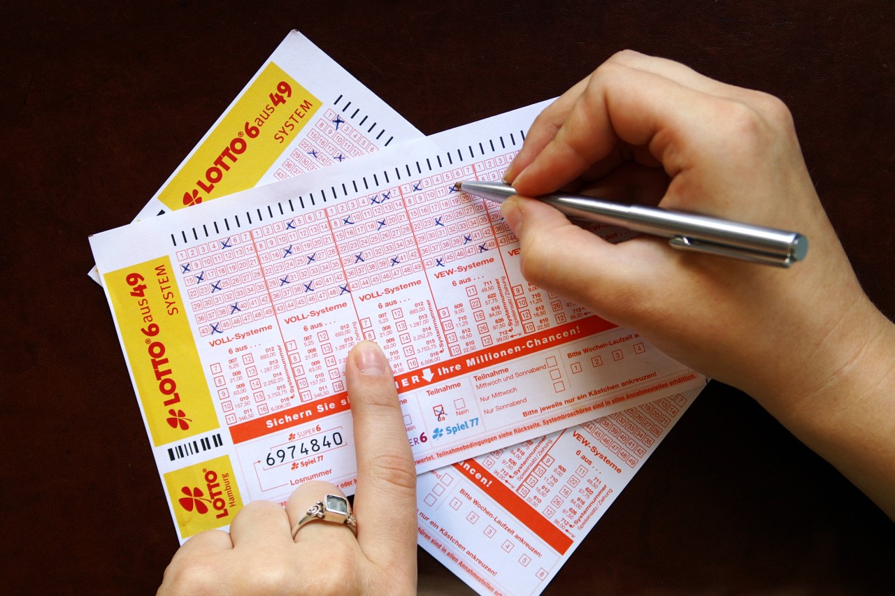 Lotto: Paar gewinnt Mega-Jackpot – dann erhält es einen schrecklichen Anruf!