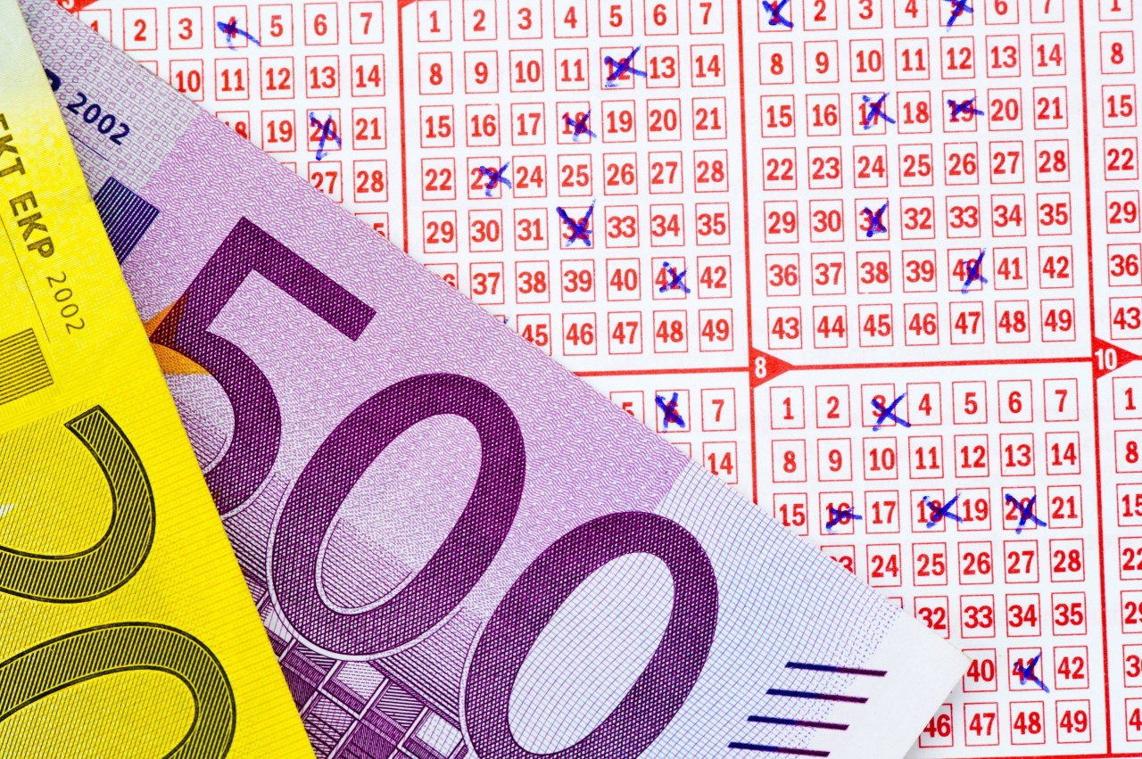 Ein Mann hat sechs Euro in einen Lotto-Schein investiert. Er ahnt nicht, dass diese Investition sein Leben für immer verändert. (Symbolbild)
