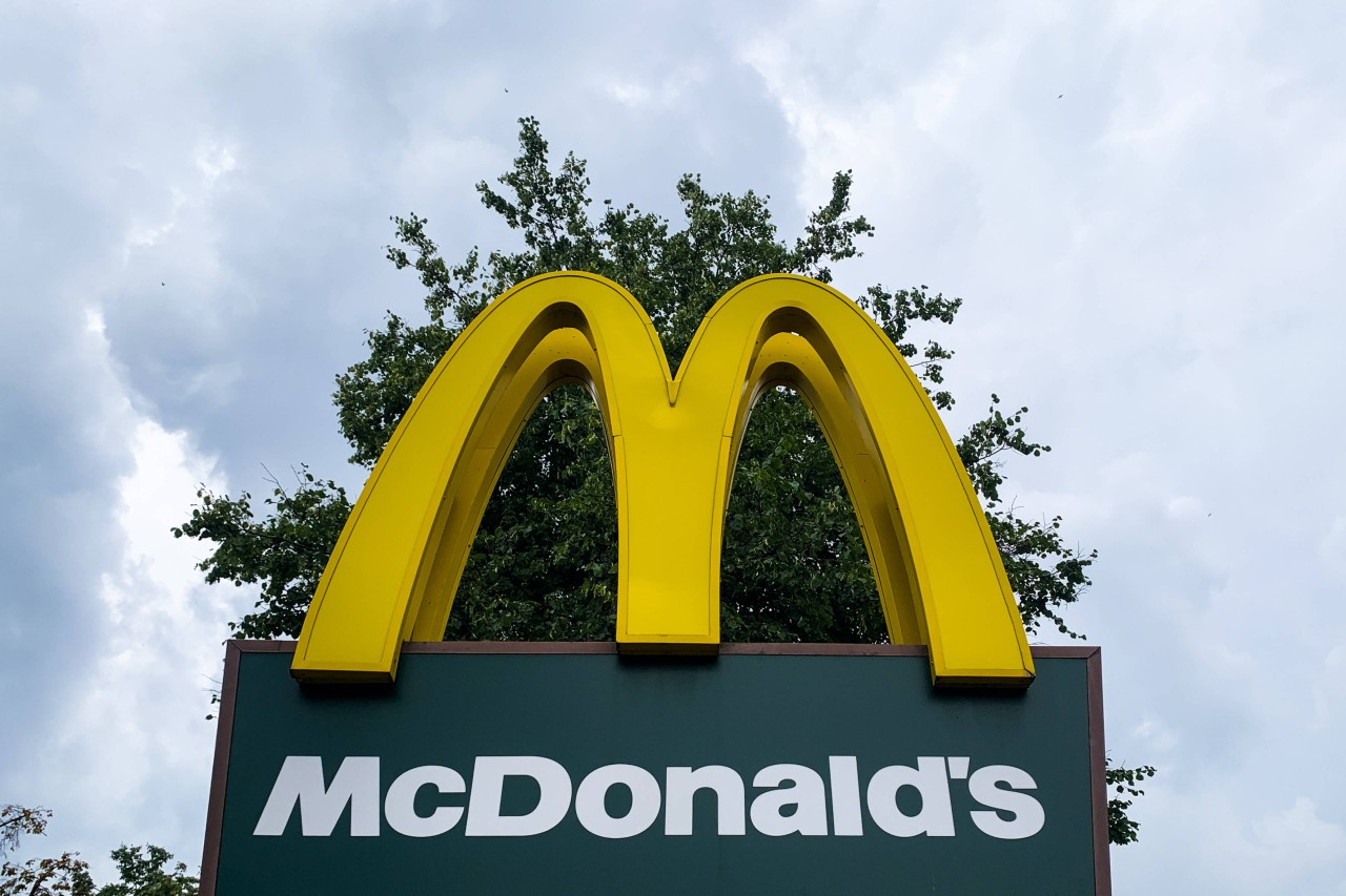 McDonalds bringt zum Geburtstag ein spezielles Jubiläumsglas heraus. 