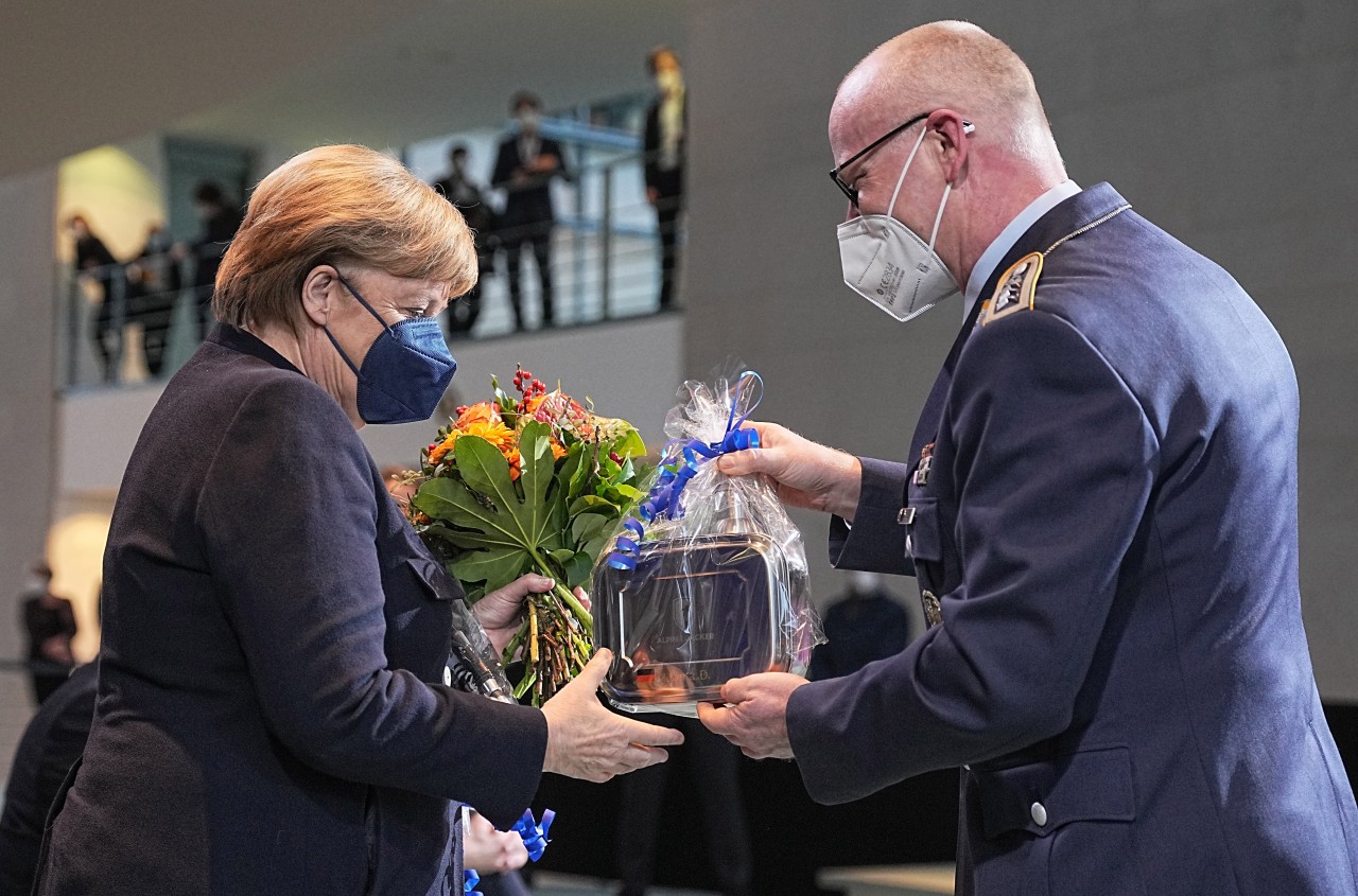 Angela Merkel bekommt Abschiedsgeschenke von den Beschäftigten im Kanzleramt überreicht. 