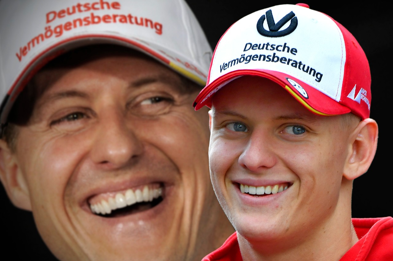 Mick Schumacher vor einem Portrait seines Vaters Michael.