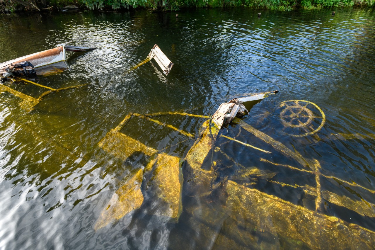 Teile des ehemaligen Fahrgastschiffs Moornixe liegen am Montag, 04.10.2021, im Wasser der Ruhr in Mülheim an der Ruhr. 