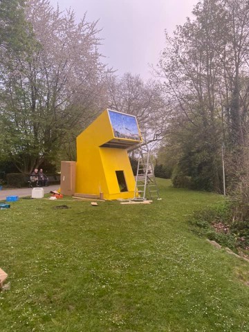 Am Ruhrufer zieht eine gelbe Holzbox die Blicke auf sich. 