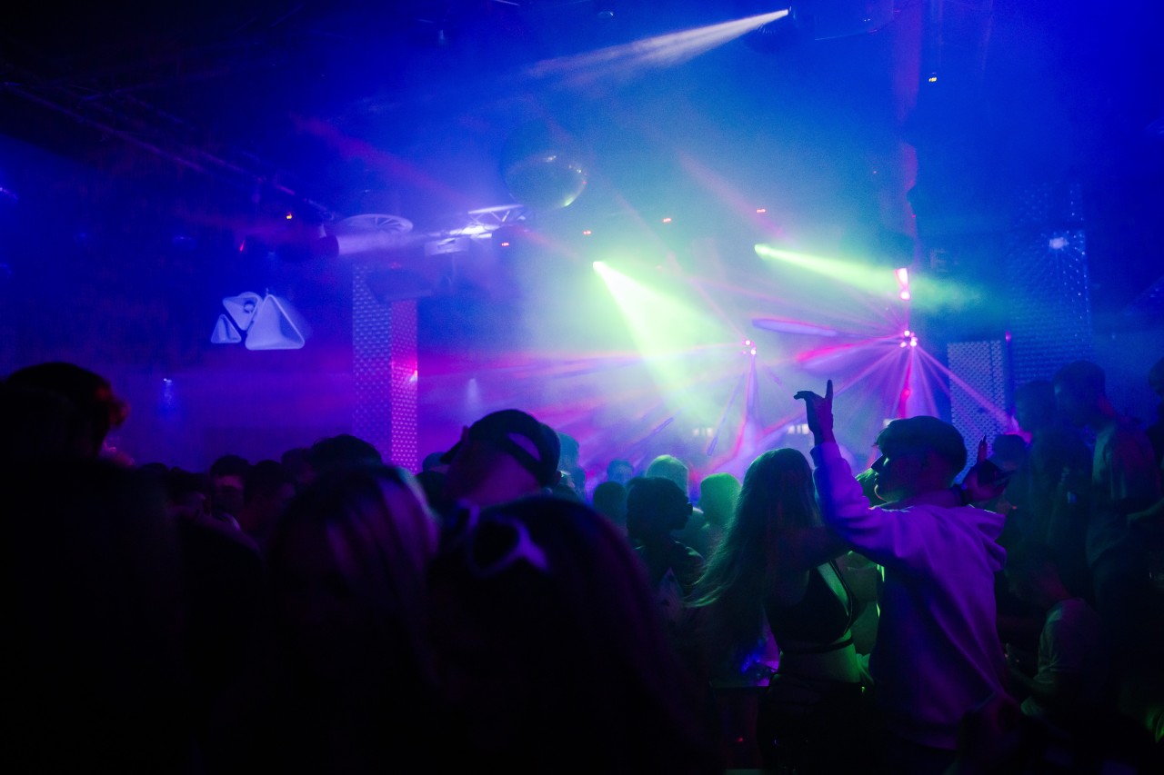 Hunderte haben in den Niederlanden die Nacht durchgefeiert – bei einem illegalen Rave. (Symbolbild)