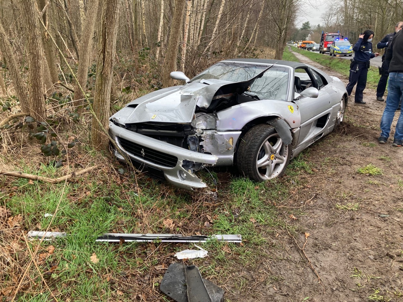 NRW: Der teure Ferrari wurde bei dem Unfall total zerstört. 