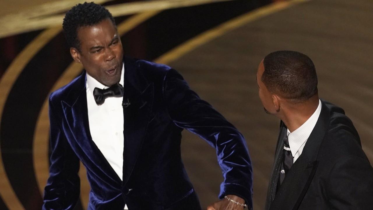 Chris Rock ging bei den Oscars 2022 mit seinen Witzen zu weit – und fing sich eine schallende Ohrfeige ein.