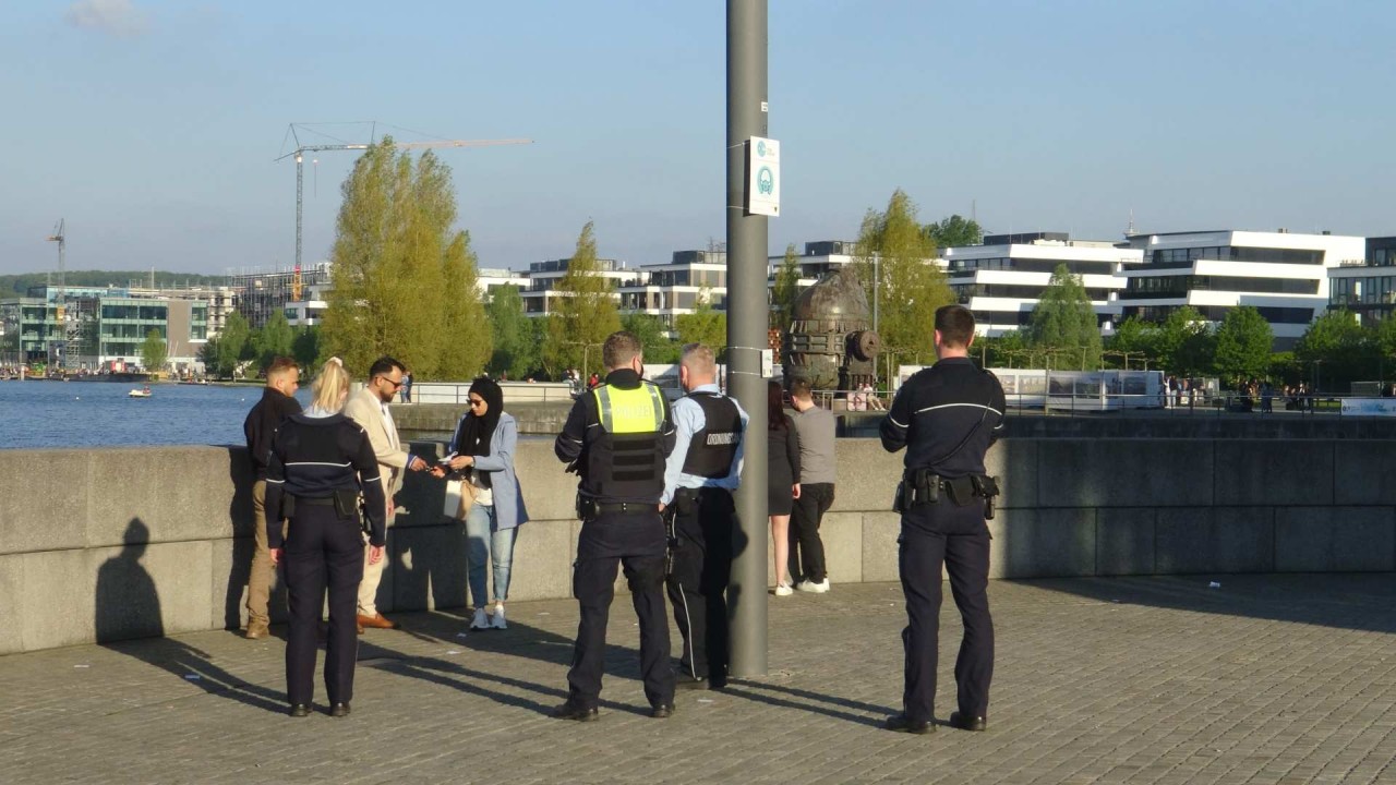 Dortmund: Am Phoenix-See mussten am Samstag zahlreiche Menschen auf die Maskenpflicht hingewiesen werden. 