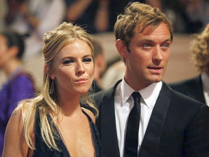 ...die britische Schaupielerin Sienna Miller (l.) und Kollege Jude Law nicht probiert hätten. 2004 hatten sich die beiden verlobt, im Juli 2005 entschuldigte sich Law öffentlich bei Miller, weil er eine Affäre mit dem Kindermädchen seiner Kinder aus erster Ehe gehabt hatte. Erst im November 2005 trennten sich die beiden, fanden aber Ende 2009 wieder zusammen. Im Februar 2011 gaben sie ihre zweite Trennung bekannt. Weit weniger öffentlich ist die...