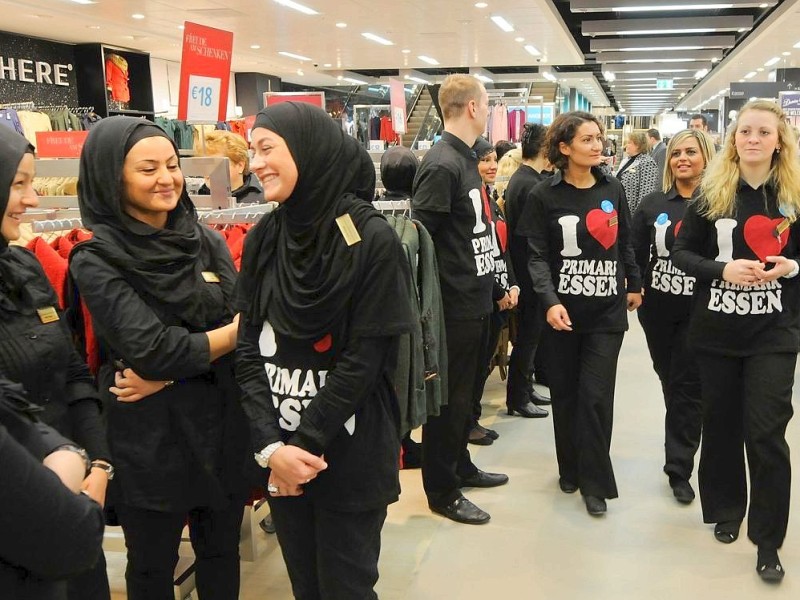 Nachdem der erste Termin zur Eröffnung des neuen Primark-Megastores in Esen aufgrund technischer Probleme nicht eingehalten werden konnte, öffnete die irische Textilkette am Mittwoch kurzfrsitig. Foto: Klaus Micke