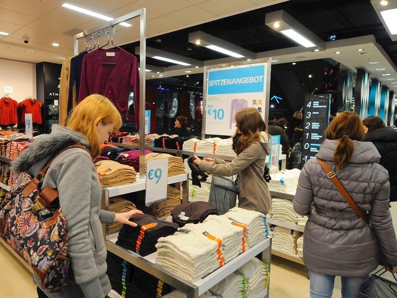 Nachdem der erste Termin zur Eröffnung des neuen Primark-Megastores in Esen aufgrund technischer Probleme nicht eingehalten werden konnte, öffnete die irische Textilkette am Mittwoch kurzfrsitig. Foto: Klaus Micke