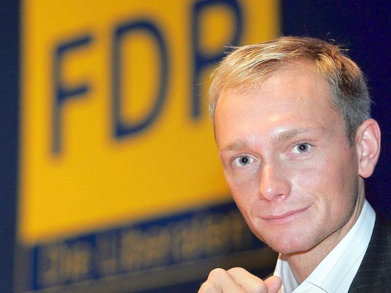 Christian Linders politische Karriere begann als Generalsekretär der nordrhein-westfälischen FDP, jetzt tritt der FDP-Generalsekretär nach zwei Jahren im Amt zurück. Das Bild zeigt ihn am 28. November 2004, aufgenommen in Krefeld während des außerordentlichen Landesparteitages der FDP. Der gebürtige Wuppertaler war...