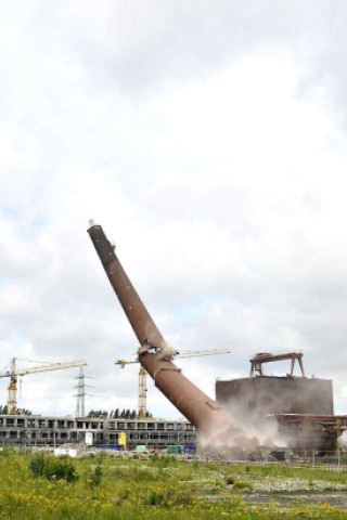 Platz für Neues: am 18. Juni lässt die RAG einen 65 Meter hohen  Rauchgaskamin sprengen, um das Gelände weiter gewerblich zu erschließen.