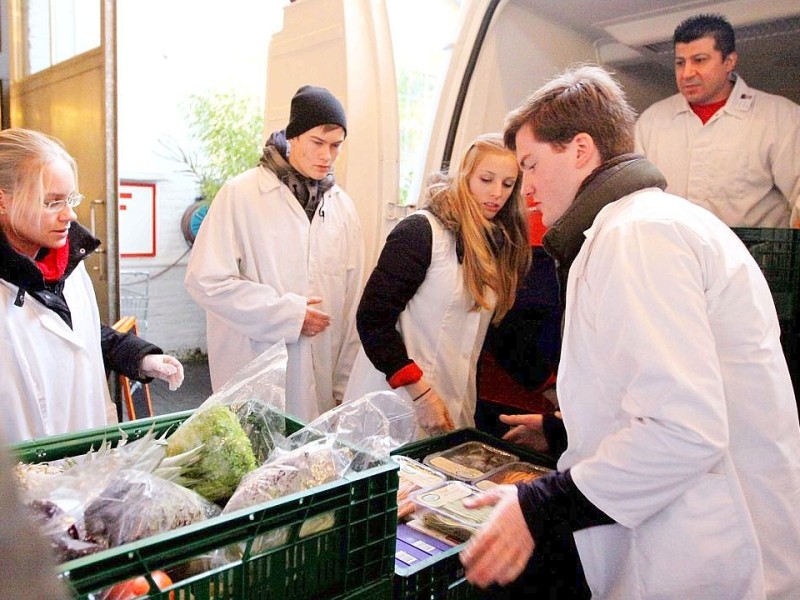 Schüler des Otto Pankok Gymnasiums in Mülheim haben am 22.12.2011 einen Tag lang bei der Mülheimer Tafel mitgeholfen. Sie haben die Lieferwagen mit entladen, die Lebensmittel in die Regale geräumt und anschließend die Lebensmittel an die Bedürftigen verteilt.