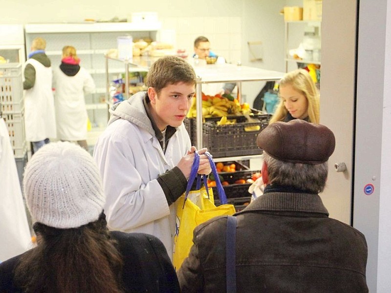 Schüler des Otto Pankok Gymnasiums in Mülheim haben am 22.12.2011 einen Tag lang bei der Mülheimer Tafel mitgeholfen. Sie haben die Lieferwagen mit entladen, die Lebensmittel in die Regale geräumt und anschließend die Lebensmittel an die Bedürftigen verteilt.