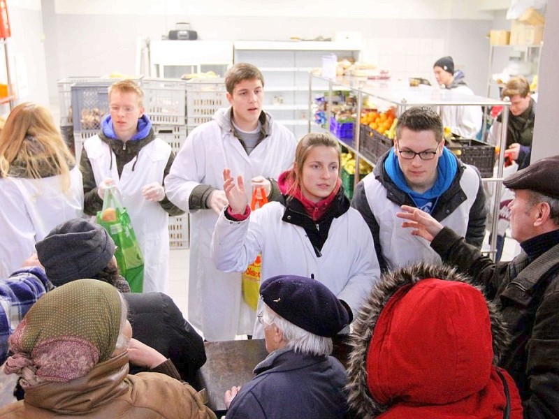 Schüler des Otto Pankok Gymnasiums in Mülheim haben am 22.12.2011 einen Tag lang bei der Mülheimer Tafel mitgeholfen. Sie haben die Lieferwagen mit entladen, die Lebensmittel in die Regale geräumt und anschließend die Lebensmittel an die Bedürftigen verteilt.