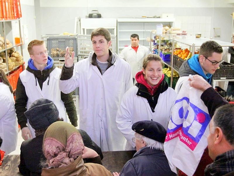 Schüler des Otto Pankok Gymnasiums in Mülheim haben am 22.12.2011 einen Tag lang bei der Mülheimer Tafel mitgeholfen. Sie haben die Lieferwagen mit entladen, die Lebensmittel in die Regale geräumt und anschließend die Lebensmittel an die Bedürftigen verteilt.