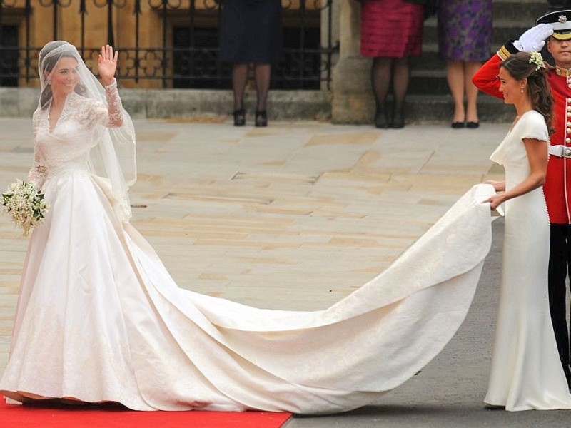 ...am 29. April 2011. Kates Trauzeugin war ihre bis dahin unbekannte Schwester, Philippa, genannt Pippa, Middleton. Kates Brautkleid...