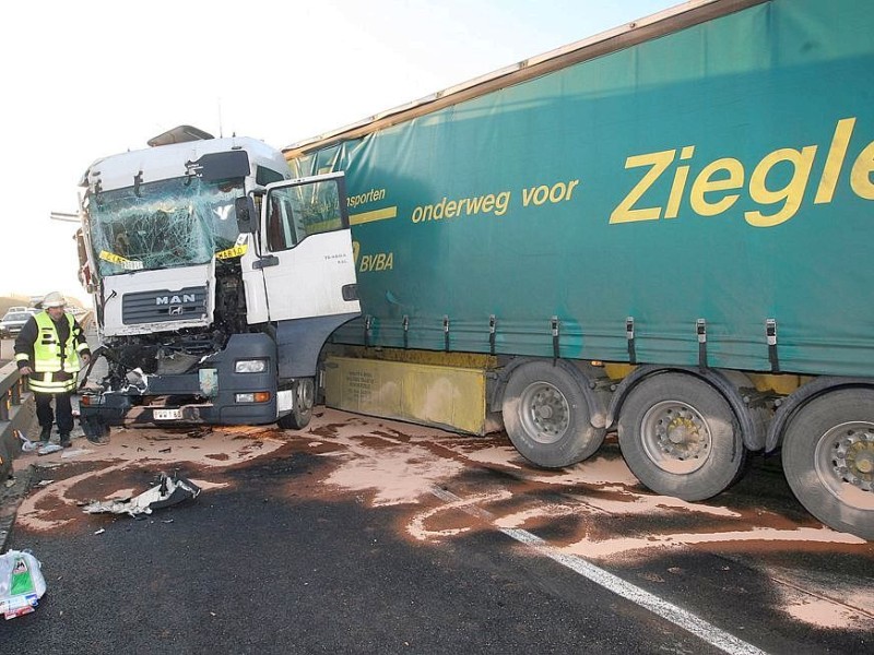 Kamen, Bönen, Unfall auf der A2 in Höhe der Auffahrt Bönen in Richtung Oberhausen. Auffahrunfall zweier LKWs.