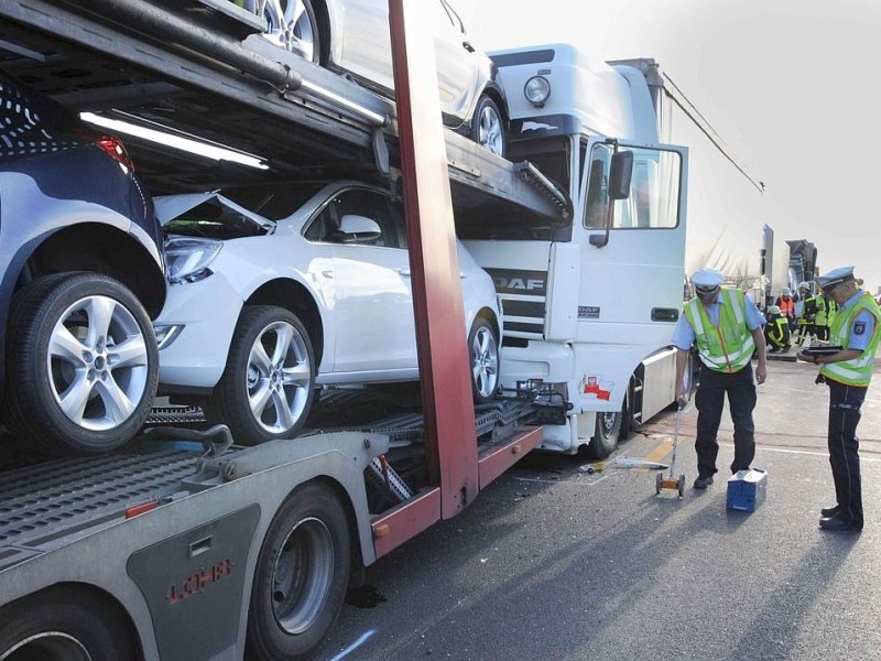 Aus noch ungeklärter Ursache kam es am heutigen Dienstagmorgen gegen 6.25 Uhr zu einem Unfall mit Beteiligung von sieben Fahrzeugen auf der A2 von Hamm in Fahrtrichtung Oberhausen.