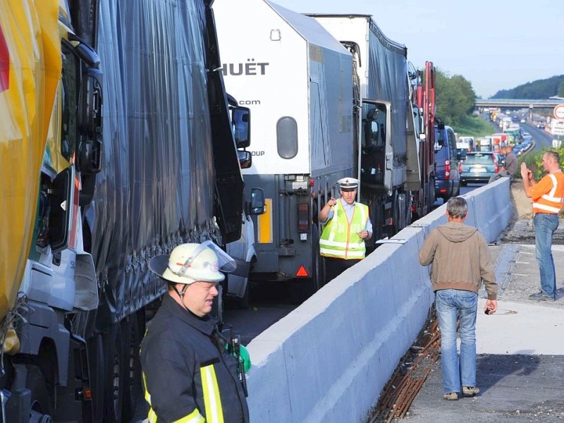 Aus noch ungeklärter Ursache kam es am heutigen Dienstagmorgen gegen 6.25 Uhr zu einem Unfall mit Beteiligung von sieben Fahrzeugen auf der A2 von Hamm in Fahrtrichtung Oberhausen.