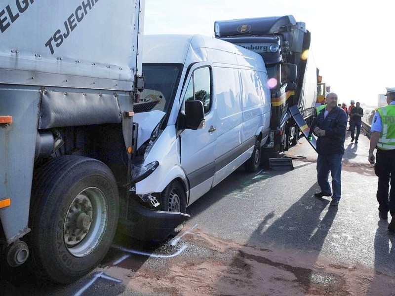 Aus noch ungeklärter Ursache kam es am heutigen Dienstagmorgen gegen 6.25 Uhr zu einem Unfall mit Beteiligung von sieben Fahrzeugen auf der A2 von Hamm in Fahrtrichtung Oberhausen.