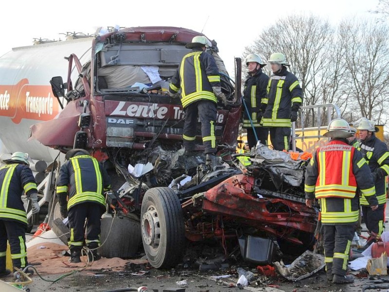 Tödlicher Unfall auf der A2 in Richtung Hannover in Höhe Altenmethler. Der Fahrer eines Silozuges fuhr auf ein Stauende auf und kam dabei zu Tode.