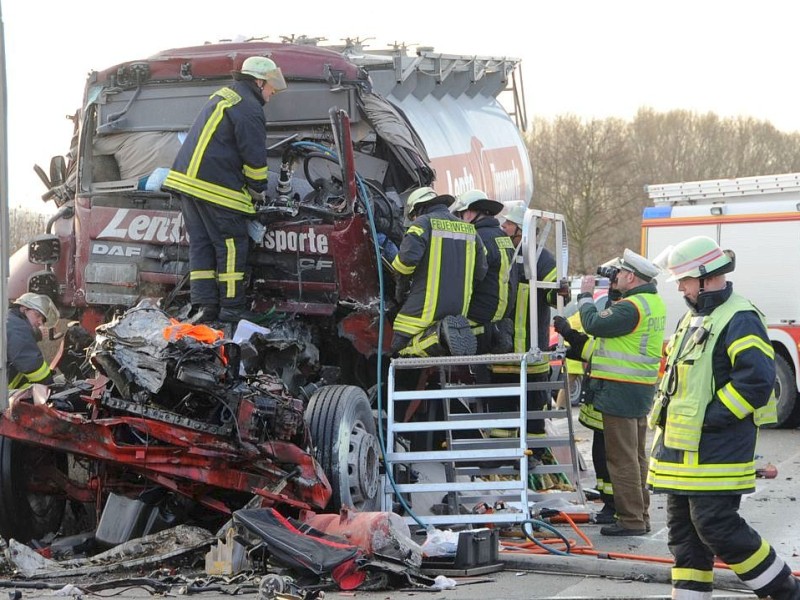 Tödlicher Unfall auf der A2 in Richtung Hannover in Höhe Altenmethler. Der Fahrer eines Silozuges fuhr auf ein Stauende auf und kam dabei zu Tode.