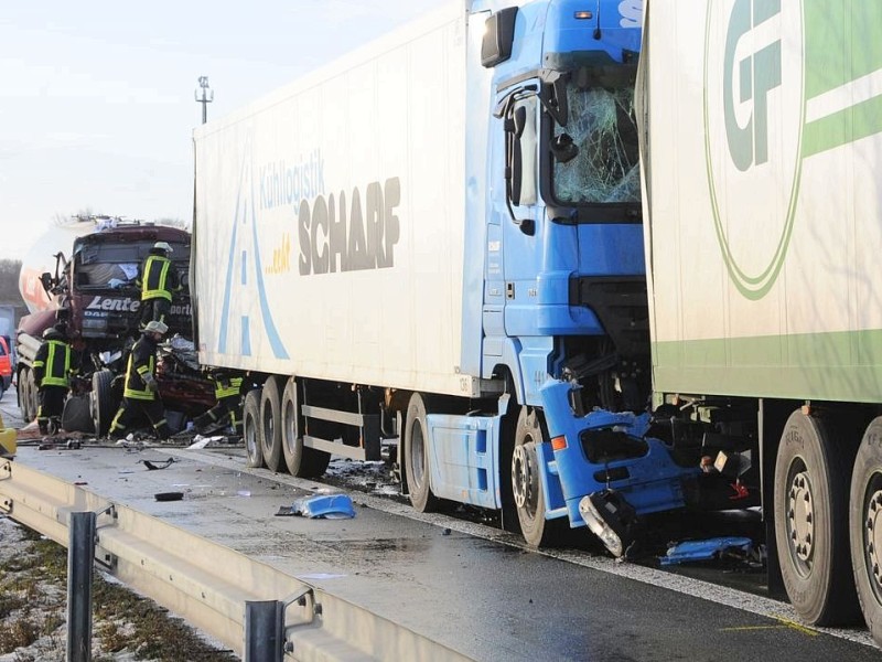 Tödlicher Unfall auf der A2 in Richtung Hannover in Höhe Altenmethler. Der Fahrer eines Silozuges fuhr auf ein Stauende auf und kam dabei zu Tode.