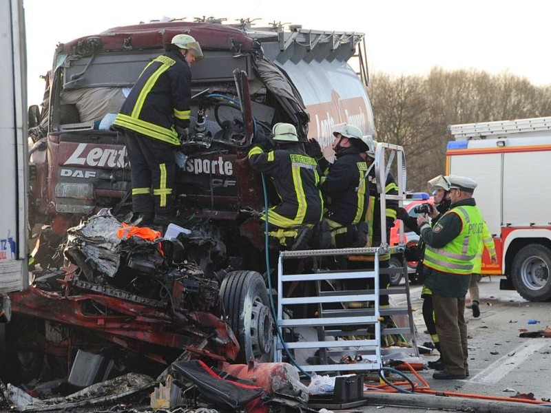 Tödlicher Unfall auf der A2 in Richtung Hannover in Höhe Altenmethler. Der Fahrer eines Silozuges fuhr auf ein Stauende auf und kam dabei zu Tode.