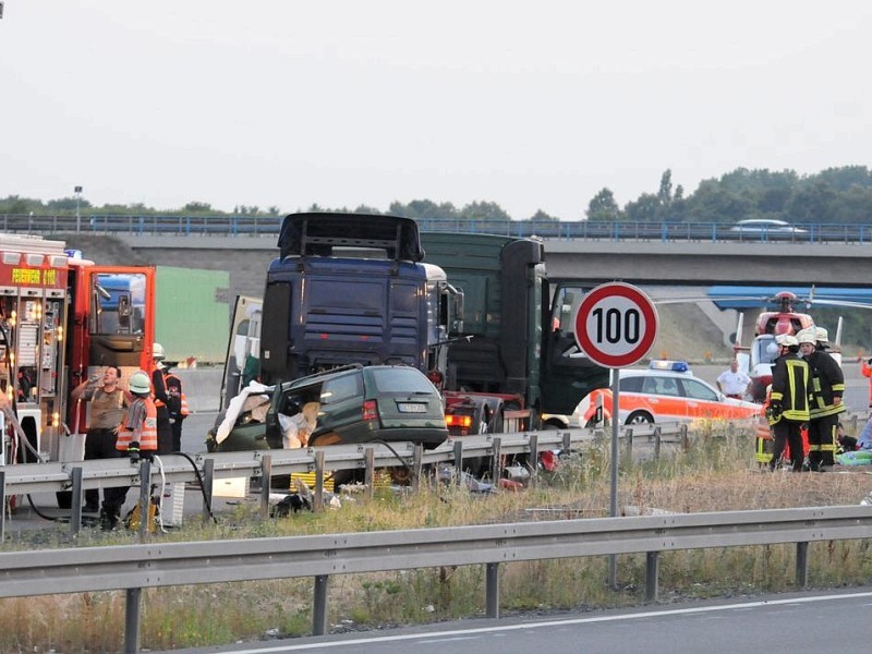 Unfall mit einem PKW und zwei LKW-Zugmaschinen auf der A2 in Fahrtrichtung Oberhausen im Bereich des Kamener Kreuzes, drei Tote zwei schwer Verletzte.