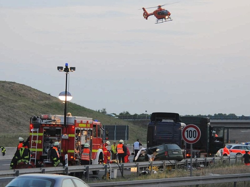 Unfall mit einem PKW und zwei LKW-Zugmaschinen auf der A2 in Fahrtrichtung Oberhausen im Bereich des Kamener Kreuzes, drei Tote zwei schwer Verletzte.