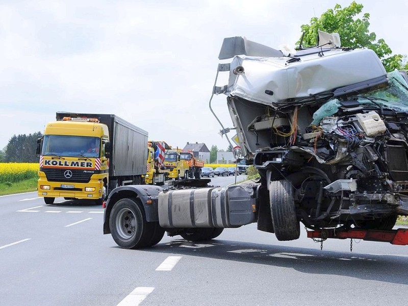 Kamen Ein Fahrzeug der Autobahnmeisterei wurde bei einem Unfall auf der A2 zerstört.