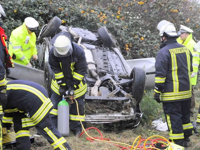 Am 22-11-2009, kam es zu einem Alleinunfall an der Abfahrt der Autobahn A2 in Bönen, Fahrtrichtung Oberhausen. Ein Pkw aus dem Kreis Warendorf kam aus ungeklärten Gründen nacvh recht von der Fahrban ab ,uberschlugsic und kam auf dem Dach zu liegen .Im Auto befand sich nur der Fahre der schwerste Verletzungen davon trug,er wurde mit dem Rettungshubschrauber ins Krankenhaus gebracht. Bönen Lebensgefährlich verletzt wurde ein 24-jähriger Mann aus dem Kreis Warendorf am Sonntag gegen 8.30 Uhr auf der Autobahn A2 in Höhe der Anschlussstelle Bönen