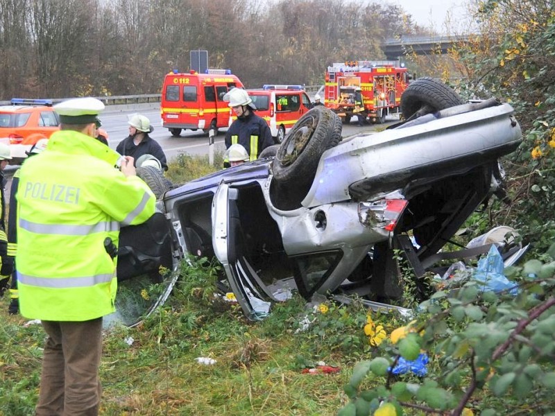 Am 22-11-2009, kam es zu einem Alleinunfall an der Abfahrt der Autobahn A2 in Bönen, Fahrtrichtung Oberhausen. Ein Pkw aus dem Kreis Warendorf kam aus ungeklärten Gründen nacvh recht von der Fahrban ab ,uberschlugsic und kam auf dem Dach zu liegen .Im Auto befand sich nur der Fahre der schwerste Verletzungen davon trug,er wurde mit dem Rettungshubschrauber ins Krankenhaus gebracht. Bönen Lebensgefährlich verletzt wurde ein 24-jähriger Mann aus dem Kreis Warendorf am Sonntag gegen 8.30 Uhr auf der Autobahn A2 in Höhe der Anschlussstelle Bönen