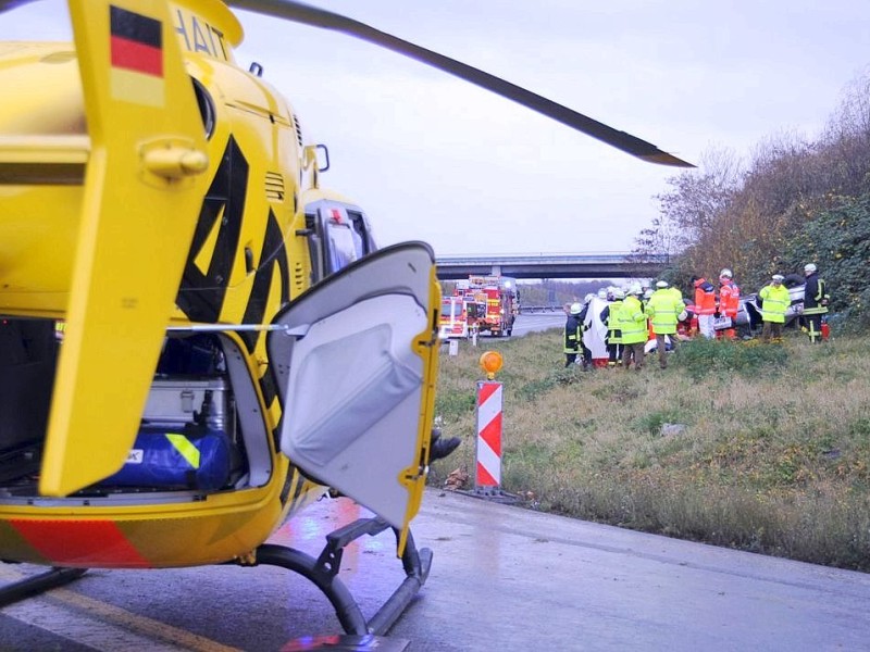 Am 22-11-2009, kam es zu einem Alleinunfall an der Abfahrt der Autobahn A2 in Bönen, Fahrtrichtung Oberhausen. Ein Pkw aus dem Kreis Warendorf kam aus ungeklärten Gründen nacvh recht von der Fahrban ab ,uberschlugsic und kam auf dem Dach zu liegen .Im Auto befand sich nur der Fahre der schwerste Verletzungen davon trug,er wurde mit dem Rettungshubschrauber ins Krankenhaus gebracht. Bönen Lebensgefährlich verletzt wurde ein 24-jähriger Mann aus dem Kreis Warendorf am Sonntag gegen 8.30 Uhr auf der Autobahn A2 in Höhe der Anschlussstelle Bönen