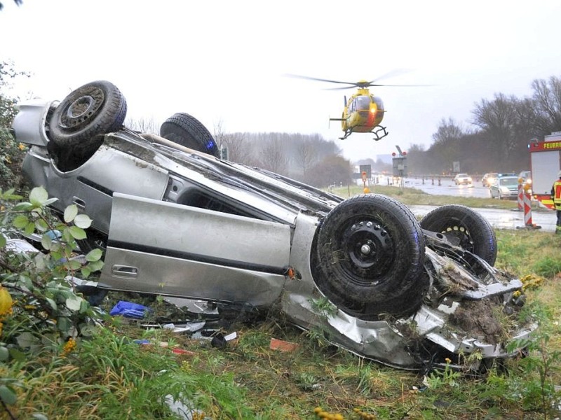 Am 22-11-2009, kam es zu einem Alleinunfall an der Abfahrt der Autobahn A2 in Bönen, Fahrtrichtung Oberhausen. Ein Pkw aus dem Kreis Warendorf kam aus ungeklärten Gründen nacvh recht von der Fahrban ab ,uberschlugsic und kam auf dem Dach zu liegen .Im Auto befand sich nur der Fahre der schwerste Verletzungen davon trug,er wurde mit dem Rettungshubschrauber ins Krankenhaus gebracht. Bönen Lebensgefährlich verletzt wurde ein 24-jähriger Mann aus dem Kreis Warendorf am Sonntag gegen 8.30 Uhr auf der Autobahn A2 in Höhe der Anschlussstelle Bönen