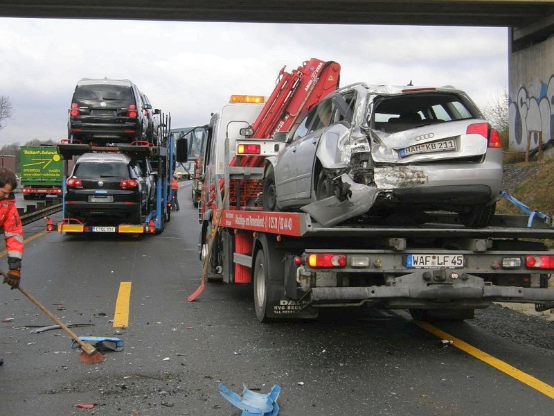 Unfall auf der A2 in Richtung Oberhausen. In Höhe der Brücke Feldstraße fuhr ein Autotransporter auf ein Stauende auf und touchierte außerdem eine Teermaschiene.