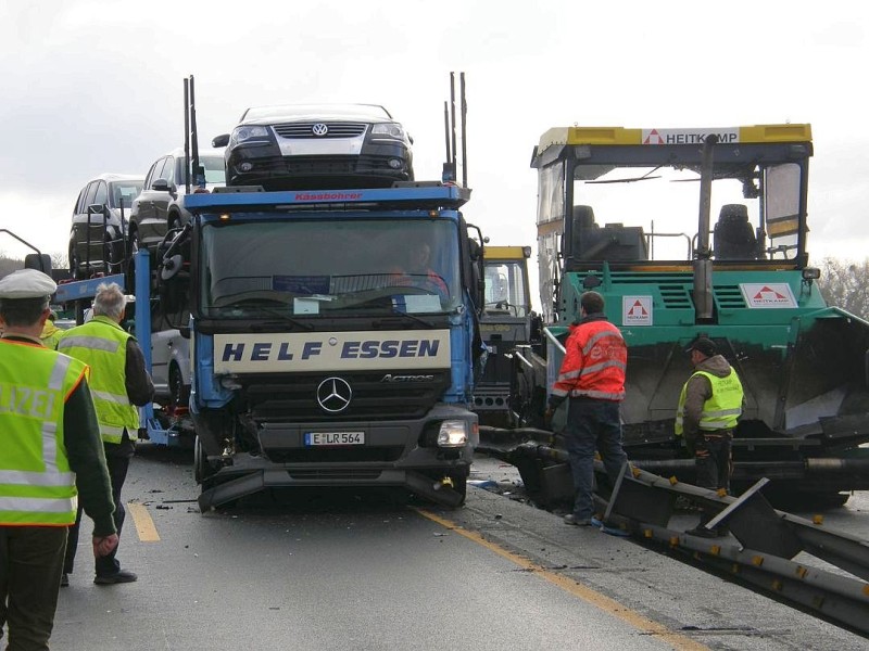 Unfall auf der A2 in Richtung Oberhausen. In Höhe der Brücke Feldstraße fuhr ein Autotransporter auf ein Stauende auf und touchierte außerdem eine Teermaschiene.